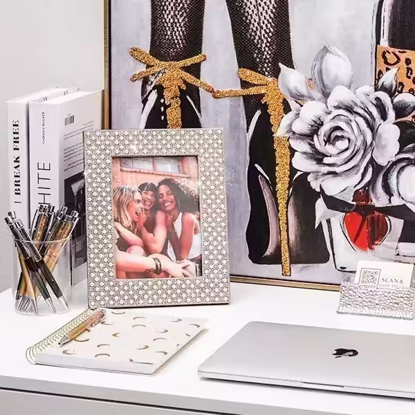 Chic&#x20;Workspace&#x20;&#x2013;&#x20;Stylish&#x20;Desk&#x20;Accents&#x20;with&#x20;a&#x20;Glam&#x20;Twist
