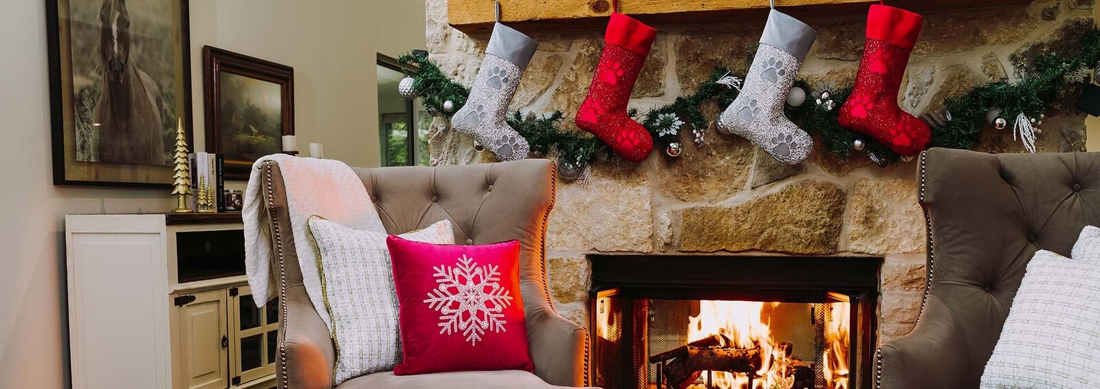 Twinkle,&#x20;Cheer&#x20;&amp;&#x20;Textures&#x20;&#x2013;&#x20;Rhinestone&#x20;Pillows&#x20;&amp;&#x20;Holiday&#x20;Sparkle&#x20;for&#x20;Festive&#x20;Living