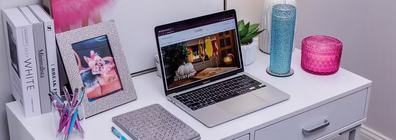 Work&#x20;Hard,&#x20;Sparkle&#x20;Harder&#x20;&#x2013;&#x20;Glittery&#x20;Desk&#x20;Vibes&#x20;with&#x20;a&#x20;Confident&#x20;Edge