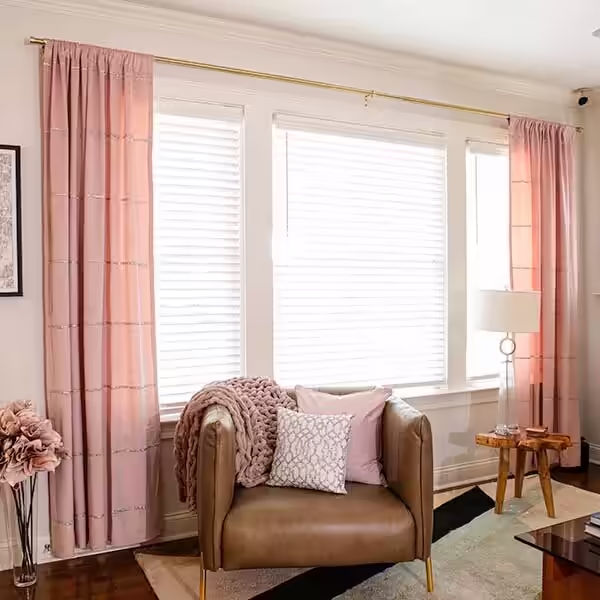 Living&#x20;Room&#x20;Styling&#x20;&#x2013;&#x20;Light&#x20;Layers&#x20;&amp;&#x20;Subtle&#x20;Shine&#x20;for&#x20;a&#x20;Soft&#x20;Glam&#x20;Space