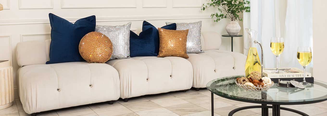 Modern&#x20;Glam&#x20;Decor&#x20;&#x2013;&#x20;Stylish&#x20;Living&#x20;Room&#x20;with&#x20;Metallic&#x20;and&#x20;Velvet&#x20;Accents