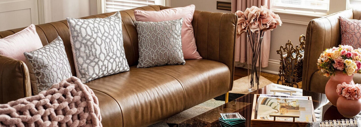 Decoración de la sala de estar – Capas ligeras y brillo sutil para un espacio de glamur suave