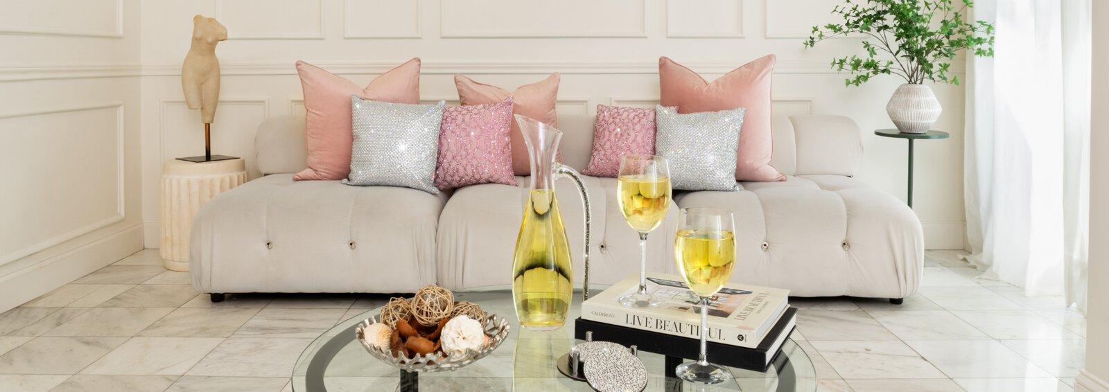 Sala&#x20;de&#x20;estar&#x20;de&#x20;lujo&#x20;en&#x20;rosa&#x20;empolvado&#x20;&#x2013;&#x20;glam&#x20;suave&#x20;con&#x20;un&#x20;toque&#x20;vanguardista