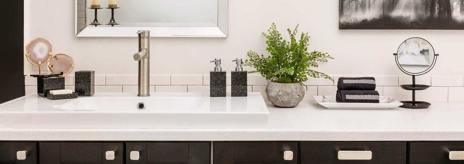 Balanced&#x20;&amp;&#x20;Beautiful&#x20;&#x2013;&#x20;Black&#x20;&amp;&#x20;White&#x20;Spa&#x20;Vibes&#x20;with&#x20;Rhinestone&#x20;Glamour