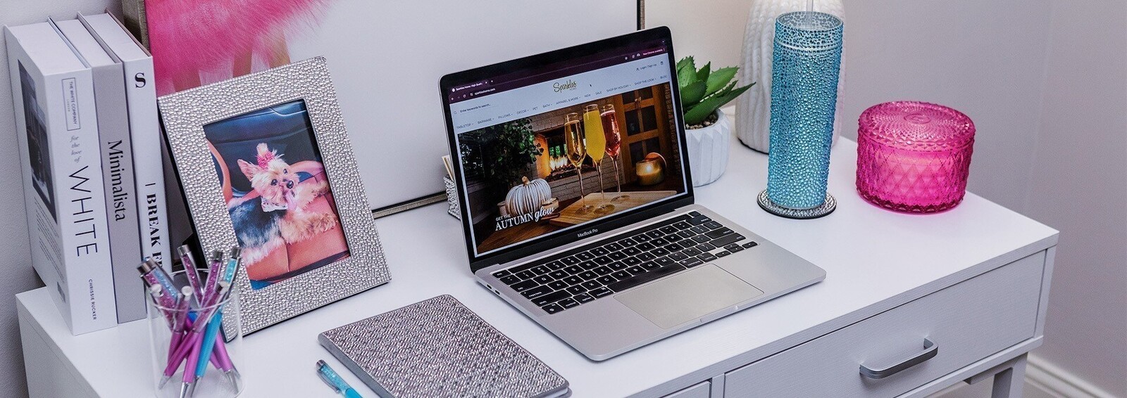 Work&#x20;Hard,&#x20;Sparkle&#x20;Harder&#x20;&#x2013;&#x20;Glittery&#x20;Desk&#x20;Vibes&#x20;with&#x20;a&#x20;Confident&#x20;Edge