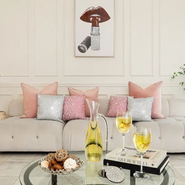 Sala&#x20;de&#x20;estar&#x20;de&#x20;lujo&#x20;en&#x20;rosa&#x20;empolvado&#x20;&#x2013;&#x20;glam&#x20;suave&#x20;con&#x20;un&#x20;toque&#x20;vanguardista