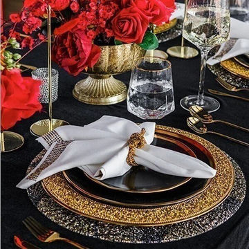 Glamour&#x20;refinado&#x20;&#x2013;&#x20;dramatismo&#x20;en&#x20;negro&#x20;y&#x20;dorado&#x20;con&#x20;un&#x20;audaz&#x20;toque&#x20;floral