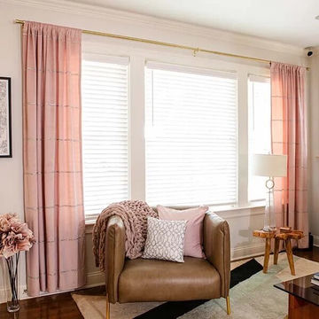 Decoración de la sala de estar – Capas ligeras y brillo sutil para un espacio de glamur suave