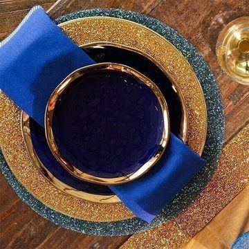 Cena de ensayo – Tonos profundos y detalles dorados para una mesa de gran impacto