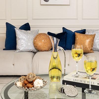 Modern&#x20;Glam&#x20;Decor&#x20;&#x2013;&#x20;Stylish&#x20;Living&#x20;Room&#x20;with&#x20;Metallic&#x20;and&#x20;Velvet&#x20;Accents