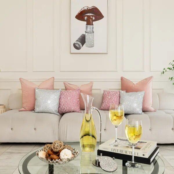 Sala&#x20;de&#x20;estar&#x20;de&#x20;lujo&#x20;en&#x20;rosa&#x20;empolvado&#x20;&#x2013;&#x20;glam&#x20;suave&#x20;con&#x20;un&#x20;toque&#x20;vanguardista