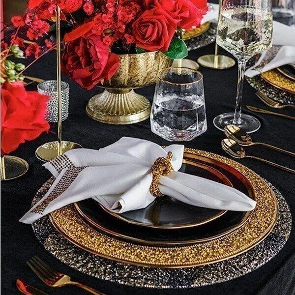 Glamour&#x20;refinado&#x20;&#x2013;&#x20;dramatismo&#x20;en&#x20;negro&#x20;y&#x20;dorado&#x20;con&#x20;un&#x20;audaz&#x20;toque&#x20;floral