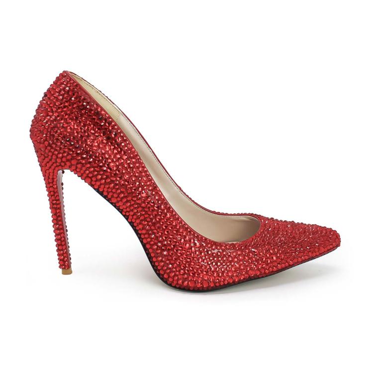 Red&#x20;high-heeled&#x20;shoe&#x20;covered&#x20;in&#x20;shimmering&#x20;glass&#x20;rhinestones&#x20;with&#x20;a&#x20;pointed&#x20;toe&#x20;and&#x20;rubberized&#x20;sole.