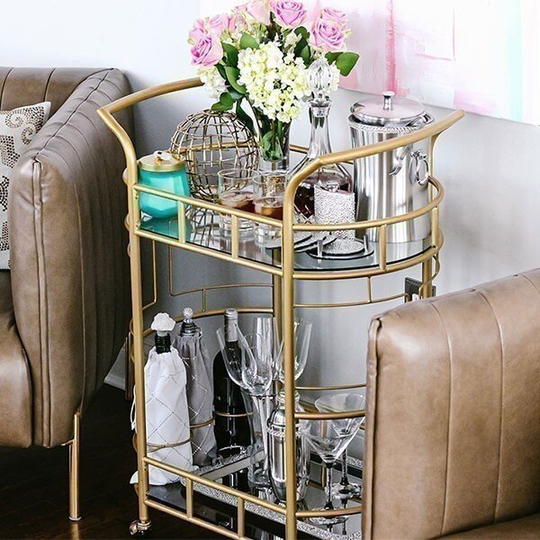 Sophisticated&#x20;Entertaining&#x3A;&#x20;Styling&#x20;the&#x20;Ultimate&#x20;Chic&#x20;Bar&#x20;Cart