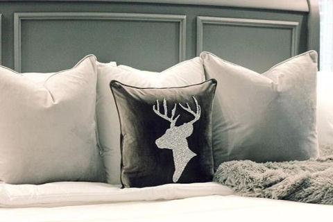 How to Combine Textured Pillows Without Overdoing It