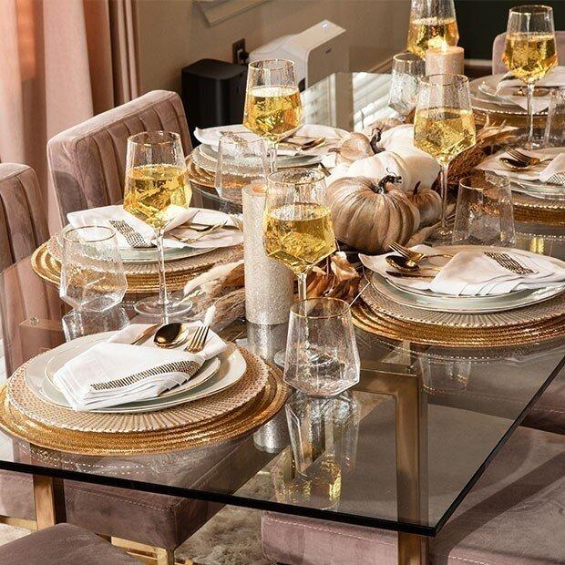 Espaces&#x20;de&#x20;repas&#x20;&#xE9;blouissants&#x20;&#x3A;&#x20;les&#x20;&#xE9;l&#xE9;ments&#x20;d&#x2019;une&#x20;table&#x20;glamour