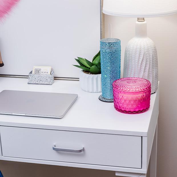 Indispensables&#x20;pour&#x20;une&#x20;chambre&#x20;&#xE9;tudiante&#x20;glamour&#x20;&#x3A;&#x20;touches&#x20;scintillantes&#x20;chic&#x20;pour&#x20;la&#x20;rentr&#xE9;e&#x20;universitaire