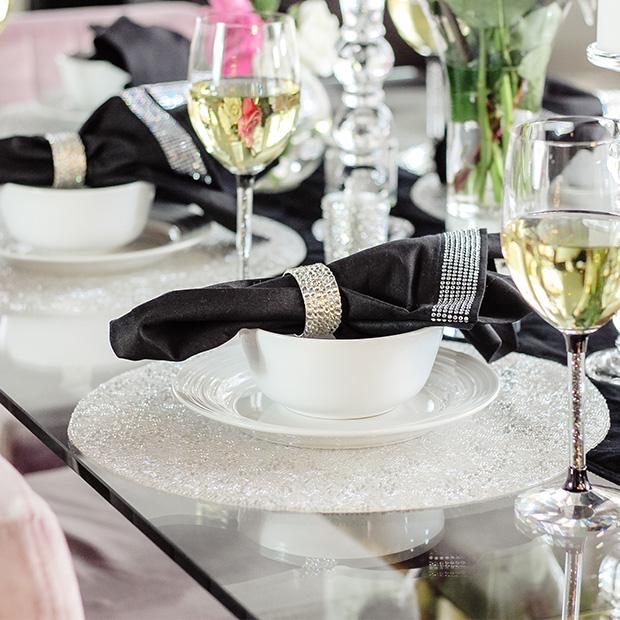 Fra&#xEE;cheur&#x20;et&#x20;festivit&#xE9;s&#x20;&#x3A;&#x20;l&#x2019;art&#x20;de&#x20;dresser&#x20;une&#x20;table&#x20;d&#x2019;&#xE9;t&#xE9;&#x20;avec&#x20;des&#x20;sets&#x20;de&#x20;table&#x20;perl&#xE9;s