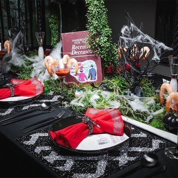 Strange&#x20;&amp;amp&#x3B;&#x20;Unusual&#x3A;&#x20;Glam&#x20;Halloween&#x20;Tablescapes&#x20;with&#x20;Dramatic&#x20;Contrast