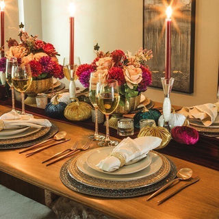 Automne&#x20;en&#x20;Fleurs&#x20;&#x3A;&#x20;Comment&#x20;Cr&#xE9;er&#x20;une&#x20;Table&#x20;de&#x20;R&#xE9;colte&#x20;Bordeaux&#x20;Luxueuse