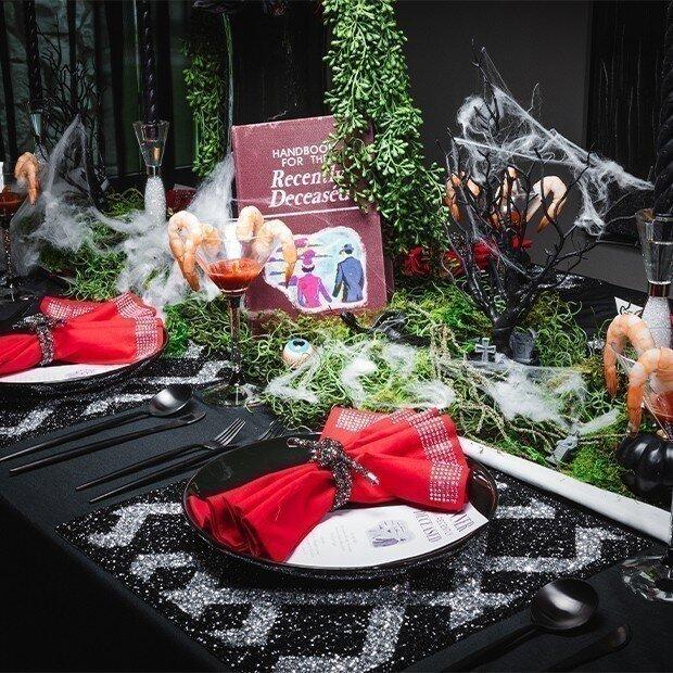 Strange&#x20;&amp;amp&#x3B;&#x20;Unusual&#x20;&#x3A;&#x20;Tablescapes&#x20;d&amp;&#x23;039&#x3B;Halloween&#x20;Glamour&#x20;avec&#x20;Contraste&#x20;Dramatique