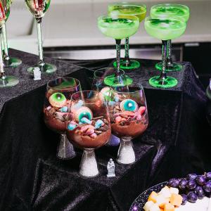 How To Create A Spooky-chic Halloween Party Table: Drinks, Decor, And Dishes That Wow