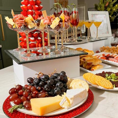 Sparkle and Celebrate: The Ulitmate Guide to Hosting an Unforgettable Christmas Party