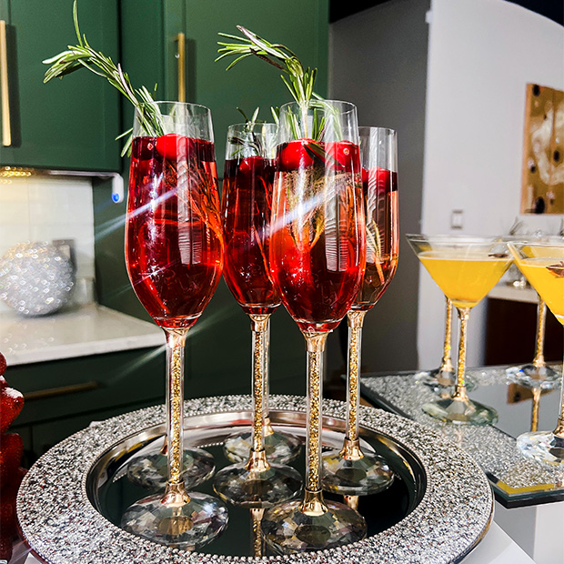 Merry&#x20;and&#x20;Bright&#x20;Mixology&#x3A;&#x20;Showstopping&#x20;Christmas&#x20;Cocktails&#x20;and&#x20;Luxury&#x20;Glassware