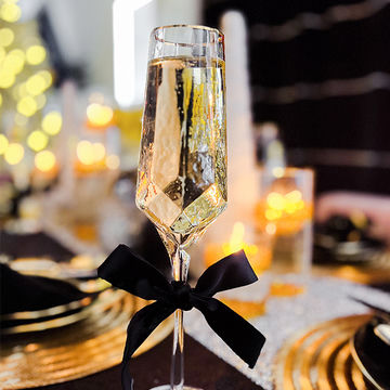 Champagne&#x20;Dreams&#x20;Decor&#x3A;&#x20;Use&#x20;Our&#x20;Luxe&#x20;Flutes&#x20;and&#x20;Gold&#x20;Accents&#x20;to&#x20;Toast&#x20;the&#x20;New&#x20;Year
