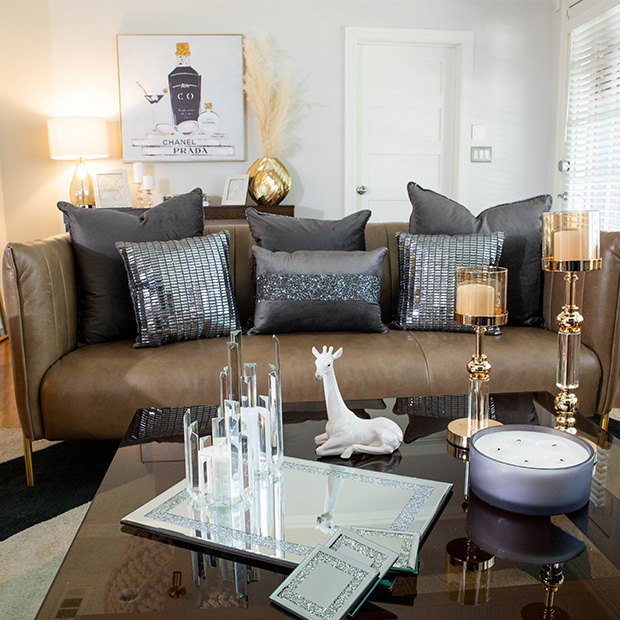 Small&#x20;Spaces&#x20;Big&#x20;Sparkle&#x3A;&#x20;Maximizing&#x20;Glamor&#x20;in&#x20;Compact&#x20;Rooms&#x20;with&#x20;Tabletop&#x20;Decor