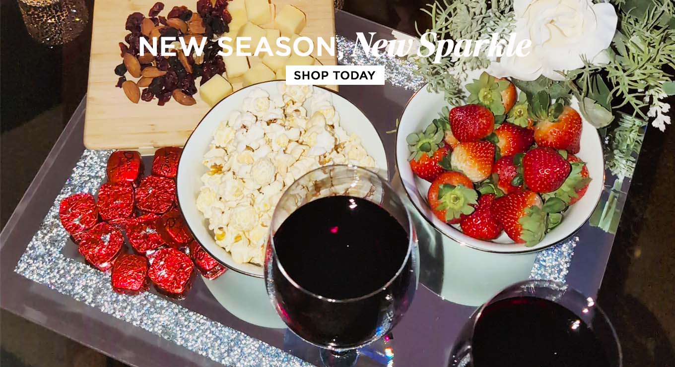 Cozy&#x20;date&#x20;night&#x20;setup&#x20;with&#x20;red&#x20;wine,&#x20;strawberries,&#x20;popcorn,&#x20;chocolates,&#x20;and&#x20;cheese&#x20;arranged&#x20;on&#x20;a&#x20;decorative&#x20;tray