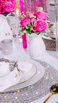 Spring gatherings deserve a beautiful setting.⁠ From bold pink statements to soft Mother’s Day elegance, these tables are made for moments that matter. ✨