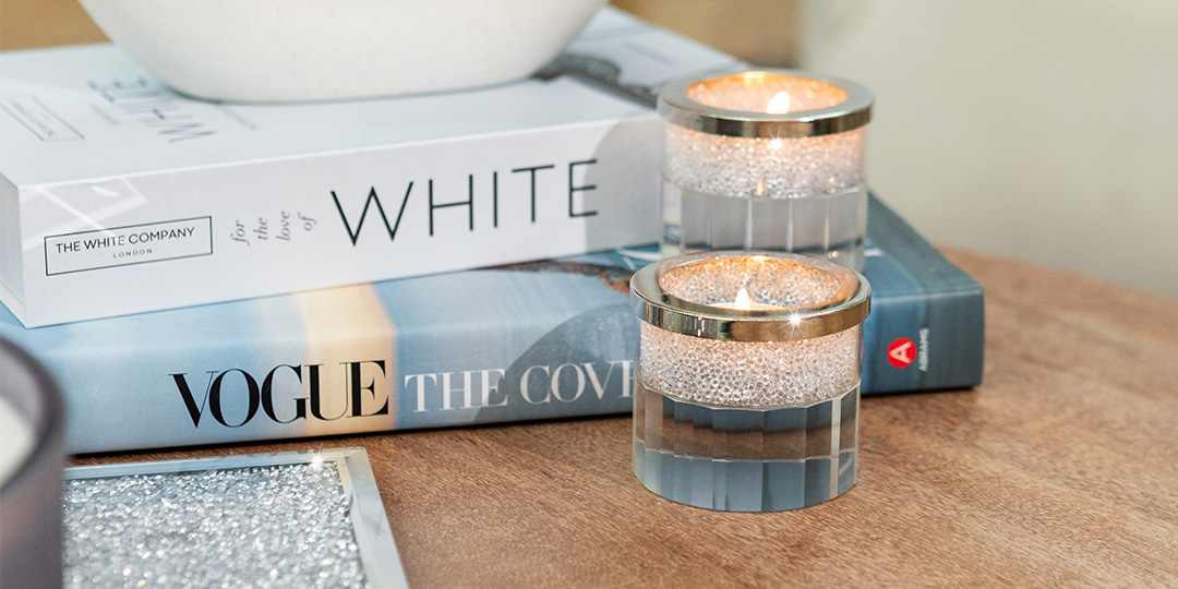 Crystal&amp;&#x23;x20&#x3B;vase&amp;&#x23;x20&#x3B;on&amp;&#x23;x20&#x3B;bookshelf