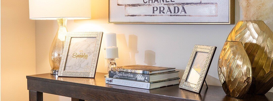 sparkly&amp;&#x23;x20&#x3B;Sparkles&amp;&#x23;x20&#x3B;frames&amp;&#x23;x20&#x3B;with&amp;&#x23;x20&#x3B;luxury&amp;&#x23;x20&#x3B;books&amp;&#x23;x20&#x3B;on&amp;&#x23;x20&#x3B;console