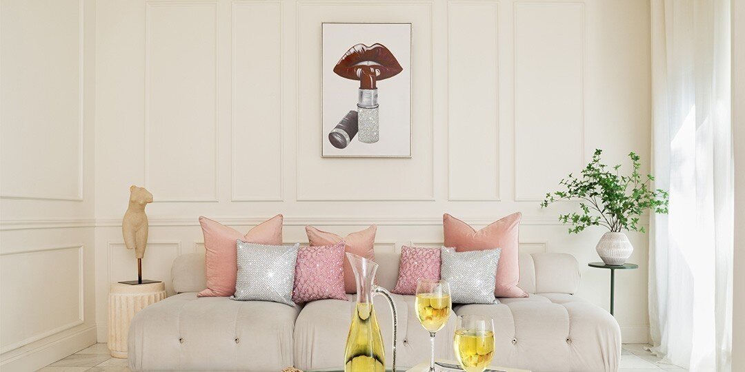 soft&amp;&#x23;x20&#x3B;glam&amp;&#x23;x20&#x3B;summer&amp;&#x23;x20&#x3B;living&amp;&#x23;x20&#x3B;room&amp;&#x23;x20&#x3B;with&amp;&#x23;x20&#x3B;blush&amp;&#x23;x20&#x3B;velvet&amp;&#x23;x20&#x3B;pillows,&amp;&#x23;x20&#x3B;rhinestone&amp;&#x23;x20&#x3B;wall&amp;&#x23;x20&#x3B;art,&amp;&#x23;x20&#x3B;and&amp;&#x23;x20&#x3B;elegant&amp;&#x23;x20&#x3B;cocktails