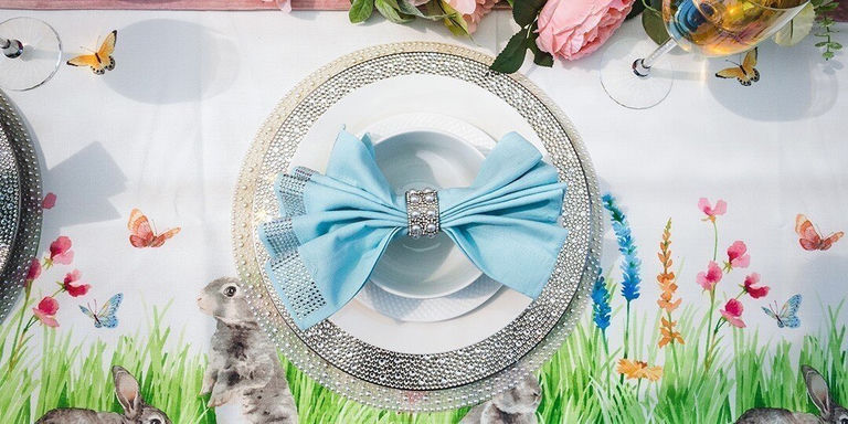 centre de table de Pâques avec serviettes à strass, figurines de lapins et décor d’œufs pastel