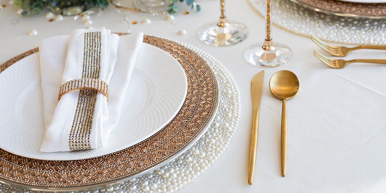 coussins en strass argentés stylisés sur un lit avec motifs ronds et géométriques glamour