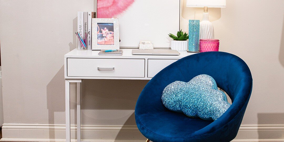 White&amp;&#x23;x20&#x3B;desk&amp;&#x23;x20&#x3B;rhinestone&amp;&#x23;x20&#x3B;frame&amp;&#x23;x20&#x3B;books&amp;&#x23;x20&#x3B;succulent&amp;&#x23;x20&#x3B;glam&amp;&#x23;x20&#x3B;setup