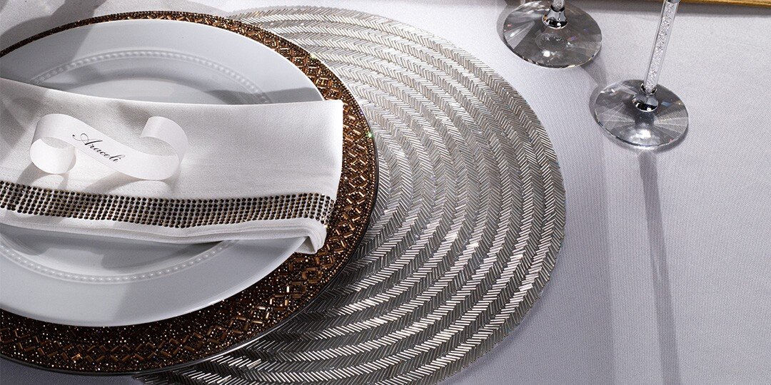 Mesa&amp;&#x23;x20&#x3B;con&amp;&#x23;x20&#x3B;plato&amp;&#x23;x20&#x3B;blanco&amp;&#x23;x20&#x3B;sobre&amp;&#x23;x20&#x3B;cargador&amp;&#x23;x20&#x3B;de&amp;&#x23;x20&#x3B;bronce&amp;&#x23;x20&#x3B;con&amp;&#x23;x20&#x3B;pedrer&amp;&#x23;xED&#x3B;a,&amp;&#x23;x20&#x3B;colocado&amp;&#x23;x20&#x3B;sobre&amp;&#x23;x20&#x3B;mantel&amp;&#x23;x20&#x3B;individual&amp;&#x23;x20&#x3B;plateado&amp;&#x23;x20&#x3B;con&amp;&#x23;x20&#x3B;patr&amp;&#x23;xF3&#x3B;n&amp;&#x23;x20&#x3B;de&amp;&#x23;x20&#x3B;chevron.&amp;&#x23;x20&#x3B;Servilleta&amp;&#x23;x20&#x3B;blanca&amp;&#x23;x20&#x3B;con&amp;&#x23;x20&#x3B;anillo&amp;&#x23;x20&#x3B;de&amp;&#x23;x20&#x3B;pedrer&amp;&#x23;xED&#x3B;a&amp;&#x23;x20&#x3B;y&amp;&#x23;x20&#x3B;tarjeta&amp;&#x23;x20&#x3B;de&amp;&#x23;x20&#x3B;lugar&amp;&#x23;x20&#x3B;peque&amp;&#x23;xF1&#x3B;a&amp;&#x23;x20&#x3B;dispuestos&amp;&#x23;x20&#x3B;junto&amp;&#x23;x20&#x3B;a&amp;&#x23;x20&#x3B;cristaler&amp;&#x23;xED&#x3B;a&amp;&#x23;x20&#x3B;en&amp;&#x23;x20&#x3B;mantel&amp;&#x23;x20&#x3B;blanco.