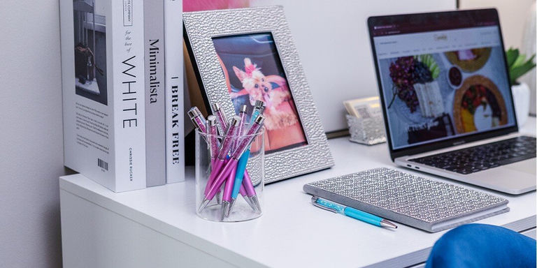 Espacio de trabajo glamuroso con marco de diamantes de imitación plateado