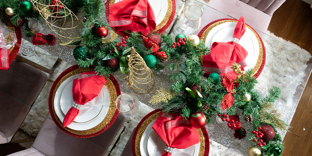 Christmas&amp;&#x23;x20&#x3B;appetizer&amp;&#x23;x20&#x3B;display&amp;&#x23;x20&#x3B;with&amp;&#x23;x20&#x3B;rhinestone&amp;&#x23;x20&#x3B;charger&amp;&#x23;x20&#x3B;plates&amp;&#x23;x20&#x3B;and&amp;&#x23;x20&#x3B;sparkling&amp;&#x23;x20&#x3B;tableware