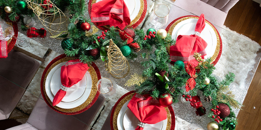 Christmas&amp;&#x23;x20&#x3B;appetizer&amp;&#x23;x20&#x3B;display&amp;&#x23;x20&#x3B;with&amp;&#x23;x20&#x3B;rhinestone&amp;&#x23;x20&#x3B;charger&amp;&#x23;x20&#x3B;plates&amp;&#x23;x20&#x3B;and&amp;&#x23;x20&#x3B;sparkling&amp;&#x23;x20&#x3B;tableware