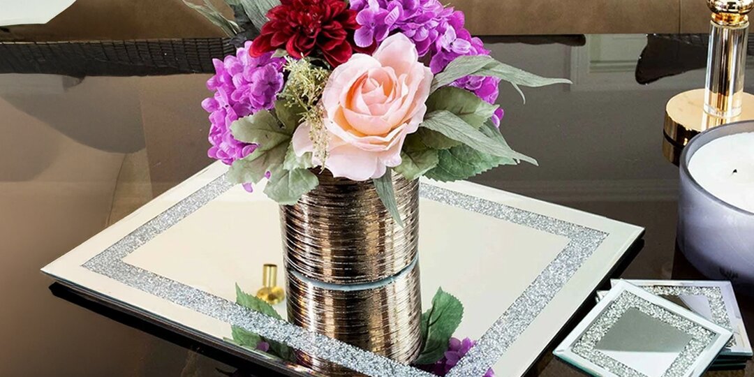 floral&amp;&#x23;x20&#x3B;arrangement&amp;&#x23;x20&#x3B;on&amp;&#x23;x20&#x3B;mirrored&amp;&#x23;x20&#x3B;placemat&amp;&#x23;x20&#x3B;with&amp;&#x23;x20&#x3B;rhinestone&amp;&#x23;x20&#x3B;border&amp;&#x23;x20&#x3B;and&amp;&#x23;x20&#x3B;candles&amp;&#x23;x20&#x3B;on&amp;&#x23;x20&#x3B;glam&amp;&#x23;x20&#x3B;table