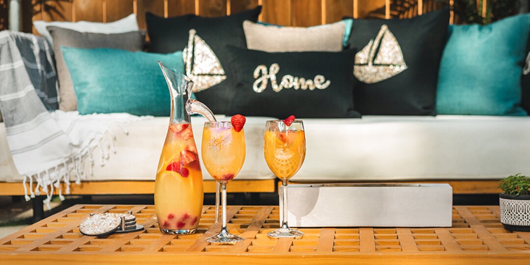 coastal&amp;&#x23;x20&#x3B;retreat&amp;&#x23;x20&#x3B;living&amp;&#x23;x20&#x3B;room&amp;&#x23;x20&#x3B;with&amp;&#x23;x20&#x3B;whitewashed&amp;&#x23;x20&#x3B;furniture&amp;&#x23;x20&#x3B;and&amp;&#x23;x20&#x3B;rhinestone&amp;&#x23;x20&#x3B;glam&amp;&#x23;x20&#x3B;accessories