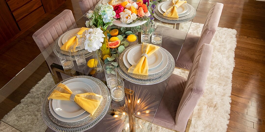 sunny&amp;&#x23;x20&#x3B;spring&amp;&#x23;x20&#x3B;tablescape&amp;&#x23;x20&#x3B;with&amp;&#x23;x20&#x3B;yellow&amp;&#x23;x20&#x3B;napkins,&amp;&#x23;x20&#x3B;fresh&amp;&#x23;x20&#x3B;citrus,&amp;&#x23;x20&#x3B;and&amp;&#x23;x20&#x3B;soft&amp;&#x23;x20&#x3B;florals&amp;&#x23;x20&#x3B;styled&amp;&#x23;x20&#x3B;on&amp;&#x23;x20&#x3B;mirrored&amp;&#x23;x20&#x3B;tabletop