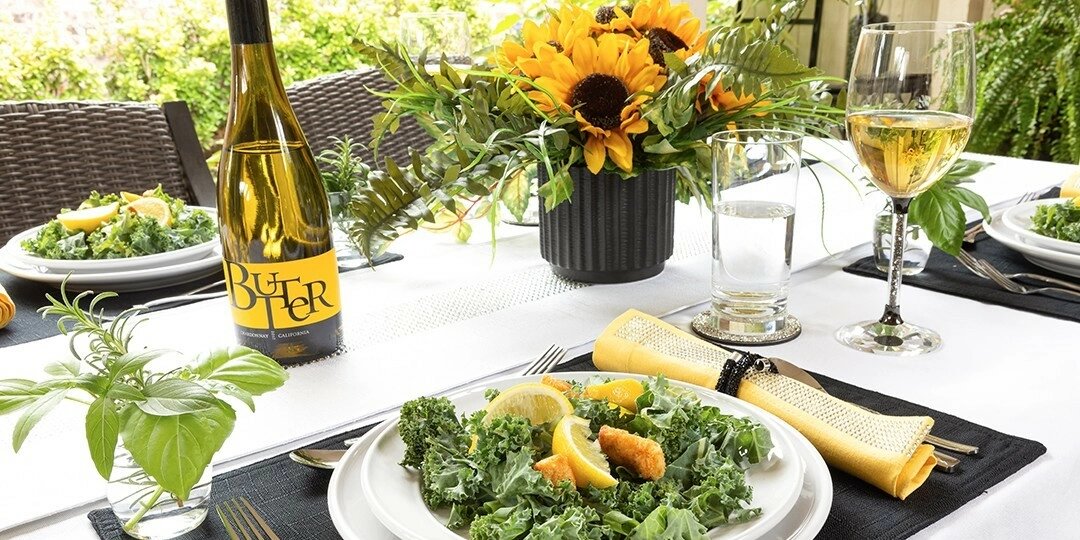 Spring&amp;&#x23;x20&#x3B;table&amp;&#x23;x20&#x3B;setting&amp;&#x23;x20&#x3B;with&amp;&#x23;x20&#x3B;sunflowers,&amp;&#x23;x20&#x3B;greenery,&amp;&#x23;x20&#x3B;and&amp;&#x23;x20&#x3B;yellow&amp;&#x23;x20&#x3B;accents&amp;&#x23;x20&#x3B;on&amp;&#x23;x20&#x3B;a&amp;&#x23;x20&#x3B;white&amp;&#x23;x20&#x3B;tablecloth