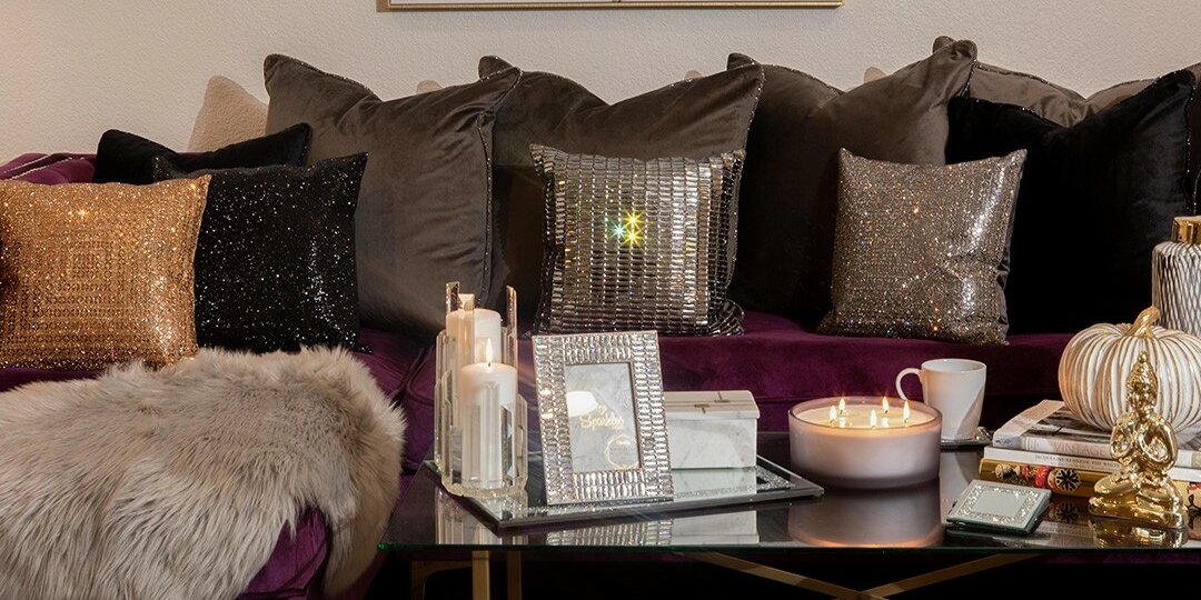 metallic&amp;&#x23;x20&#x3B;decor&amp;&#x23;x20&#x3B;accents&amp;&#x23;x20&#x3B;on&amp;&#x23;x20&#x3B;glam&amp;&#x23;x20&#x3B;console&amp;&#x23;x20&#x3B;table&amp;&#x23;x20&#x3B;and&amp;&#x23;x20&#x3B;mirror