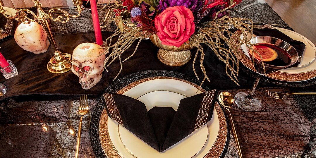 black&amp;&#x23;x20&#x3B;and&amp;&#x23;x20&#x3B;gold&amp;&#x23;x20&#x3B;Halloween&amp;&#x23;x20&#x3B;tablescape&amp;&#x23;x20&#x3B;with&amp;&#x23;x20&#x3B;dramatic&amp;&#x23;x20&#x3B;florals&amp;&#x23;x20&#x3B;and&amp;&#x23;x20&#x3B;candlelight