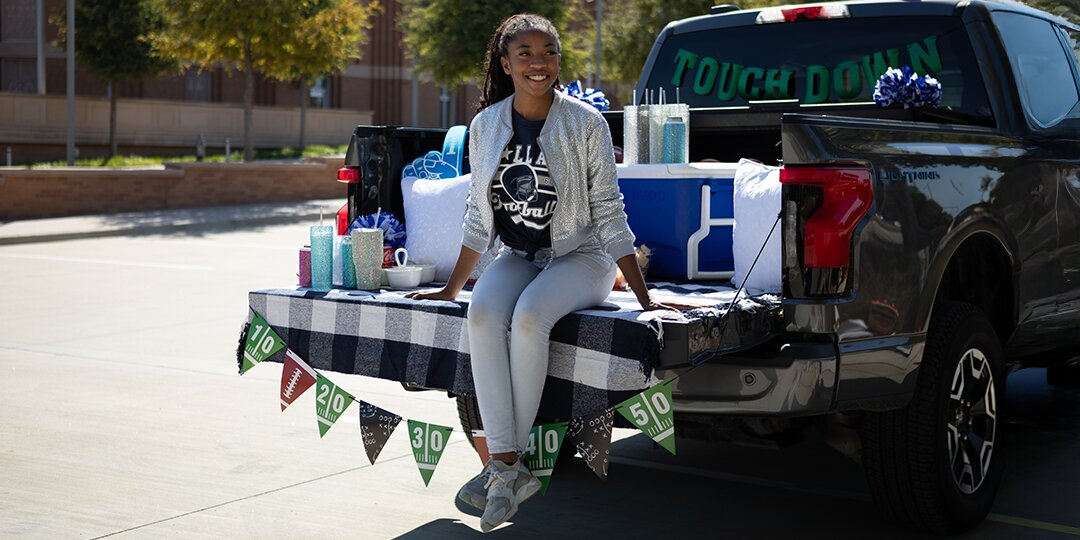 glamorous&amp;&#x23;x20&#x3B;tailgate&amp;&#x23;x20&#x3B;setup&amp;&#x23;x20&#x3B;with&amp;&#x23;x20&#x3B;rhinestone&amp;&#x23;x20&#x3B;cups&amp;&#x23;x20&#x3B;and&amp;&#x23;x20&#x3B;navy&amp;&#x23;x20&#x3B;accent&amp;&#x23;x20&#x3B;pillows