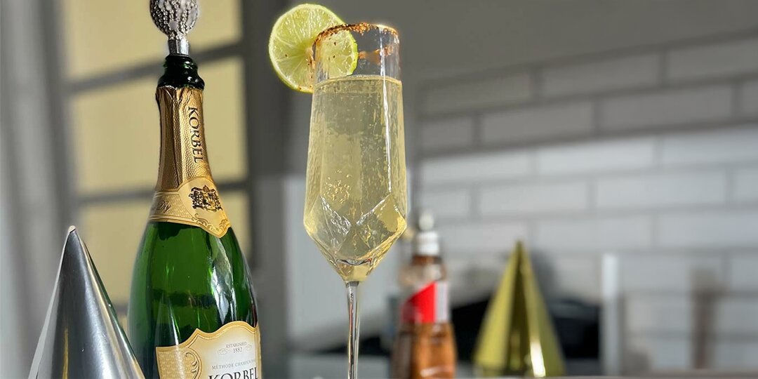 margarita&amp;&#x23;x20&#x3B;au&amp;&#x23;x20&#x3B;champagne&amp;&#x23;x20&#x3B;dans&amp;&#x23;x20&#x3B;une&amp;&#x23;x20&#x3B;fl&amp;&#x23;xFB&#x3B;te&amp;&#x23;x20&#x3B;&amp;&#x23;xE0&#x3B;&amp;&#x23;x20&#x3B;pied&amp;&#x23;x20&#x3B;strass&amp;&#x23;xE9&#x3B;e&amp;&#x23;x20&#x3B;avec&amp;&#x23;x20&#x3B;garniture&amp;&#x23;x20&#x3B;de&amp;&#x23;x20&#x3B;tranche&amp;&#x23;x20&#x3B;de&amp;&#x23;x20&#x3B;citron&amp;&#x23;x20&#x3B;vert&amp;&#x23;x20&#x3B;&amp;&#x23;xE0&#x3B;&amp;&#x23;x20&#x3B;c&amp;&#x23;xF4&#x3B;t&amp;&#x23;xE9&#x3B;&amp;&#x23;x20&#x3B;d&amp;&#x23;x2019&#x3B;une&amp;&#x23;x20&#x3B;bouteille&amp;&#x23;x20&#x3B;Korbel